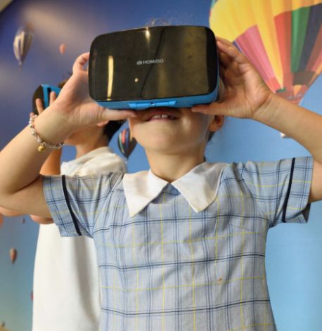 Enfant utilisant un casque de réalité virtuelle